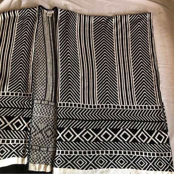 Just Jamie Black & White Geometric Ruana One Size - Picture 8 of 8